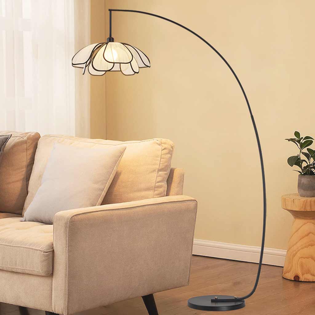 Lampadaire en fer avec arc et fleurs en tissu