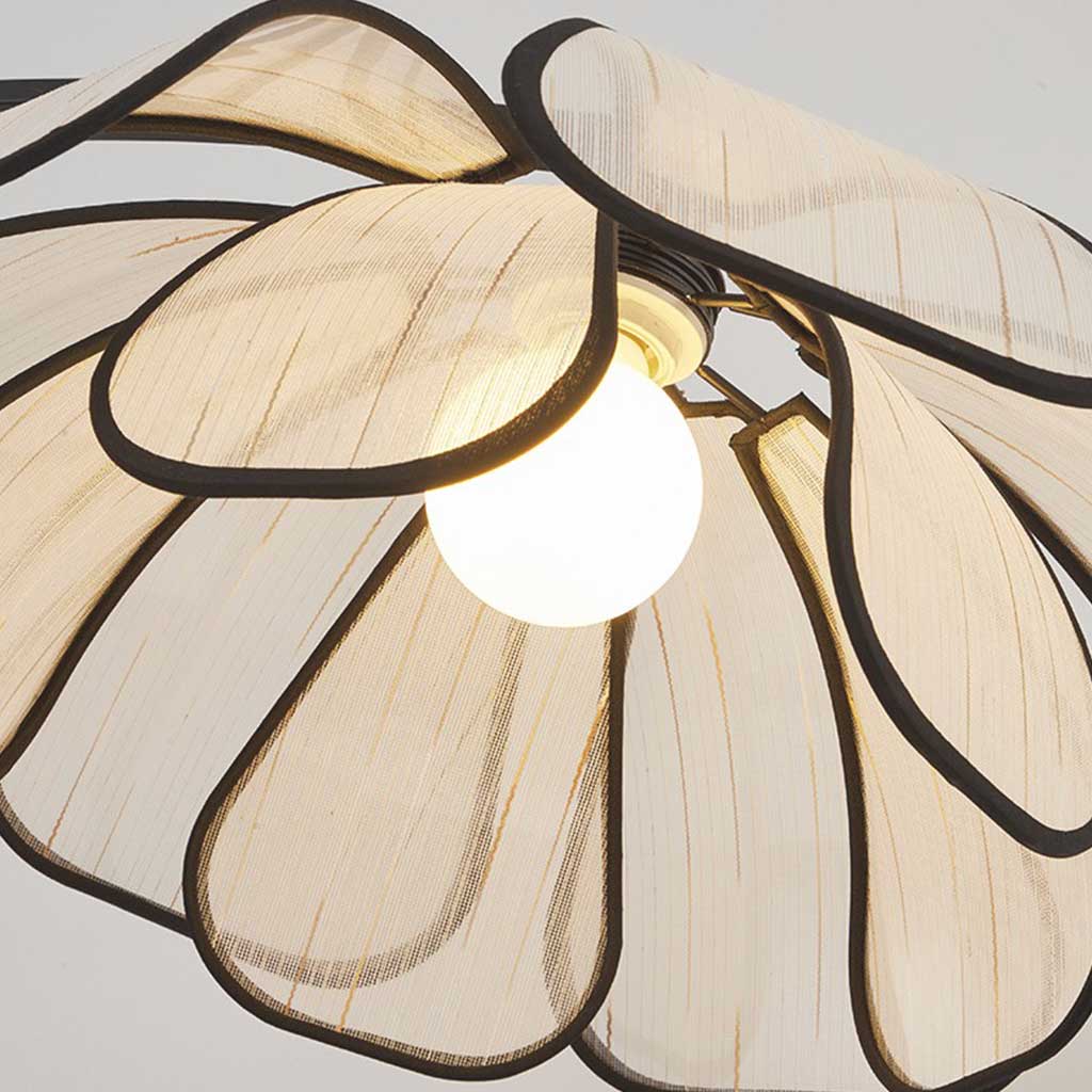 Lampadaire en fer avec arc et fleurs en tissu