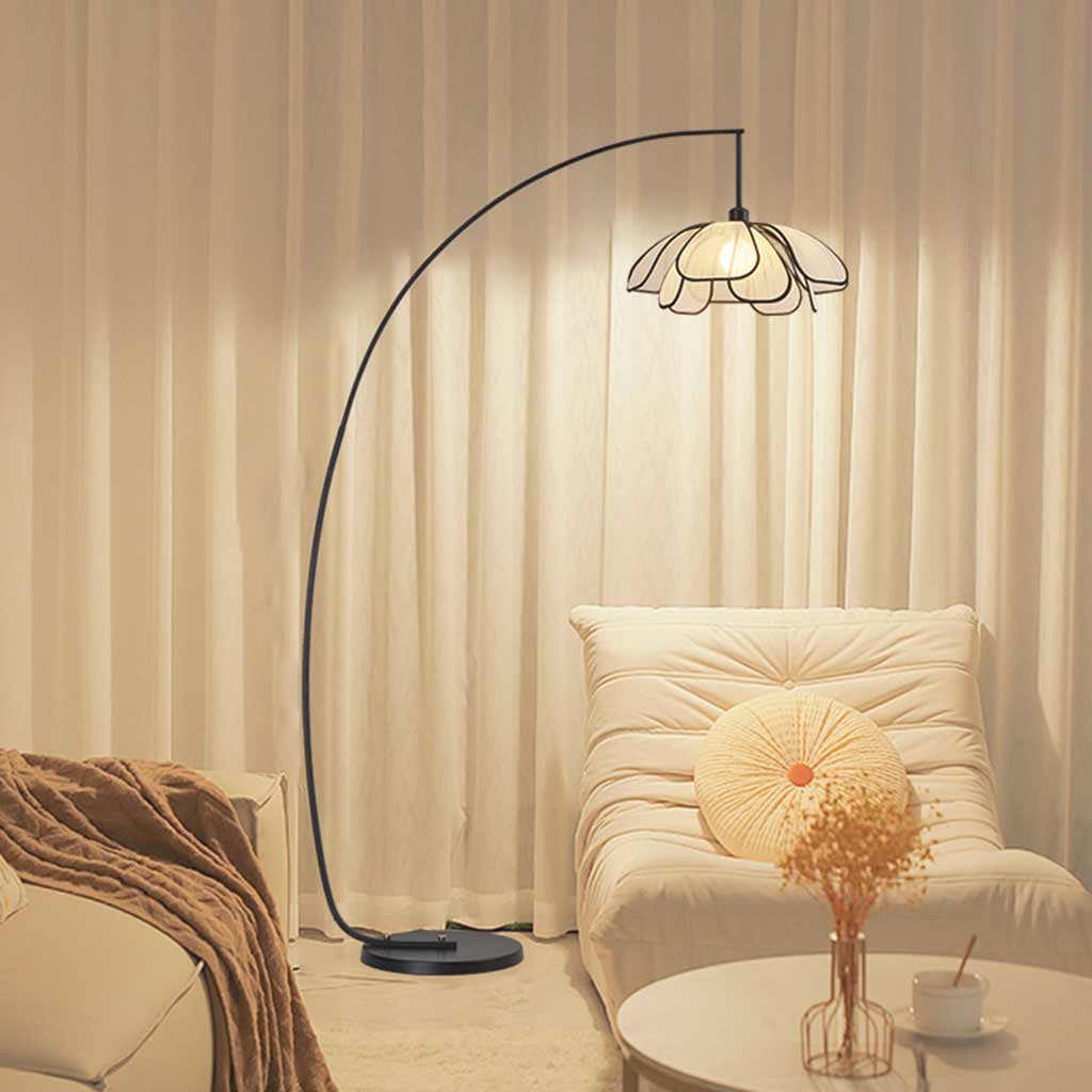 Lampadaire en fer avec arc et fleurs en tissu