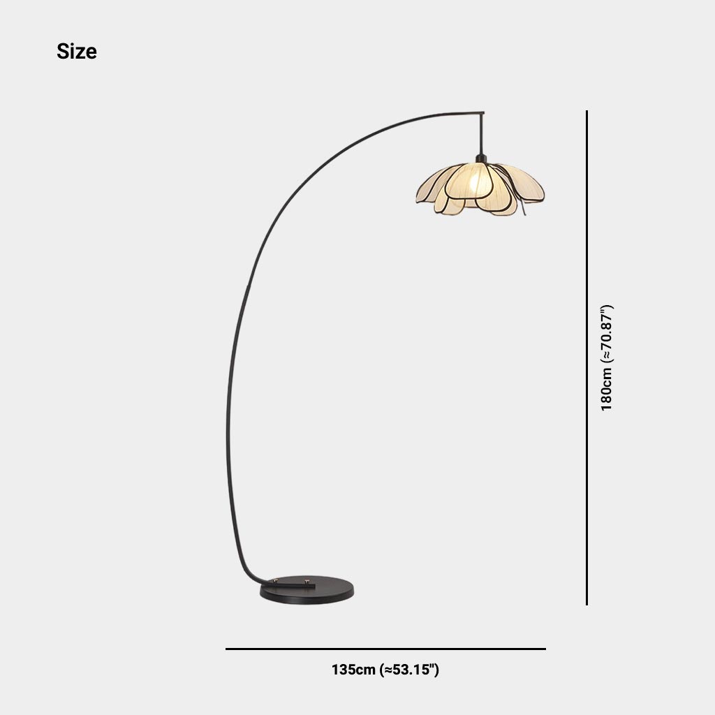 Lampadaire en fer avec arc et fleurs en tissu