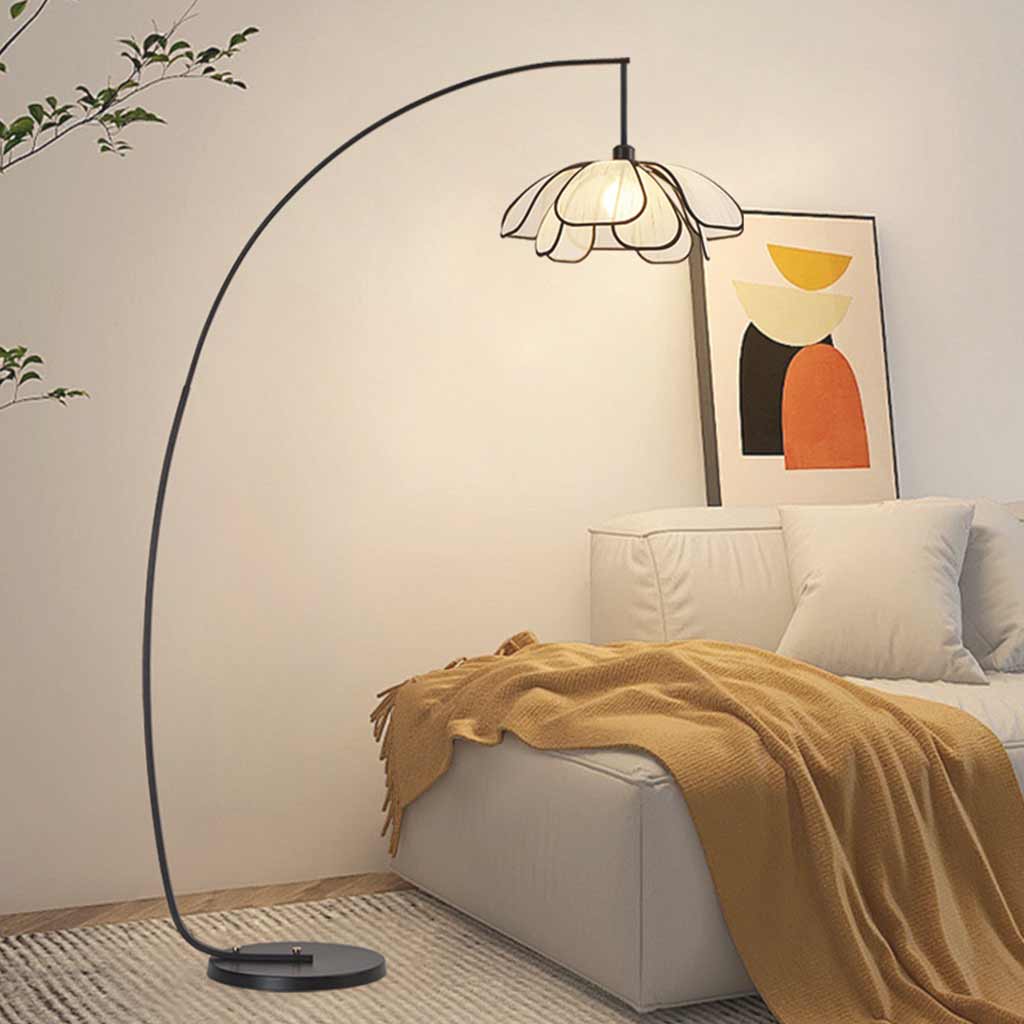 Lampadaire en fer avec arc et fleurs en tissu