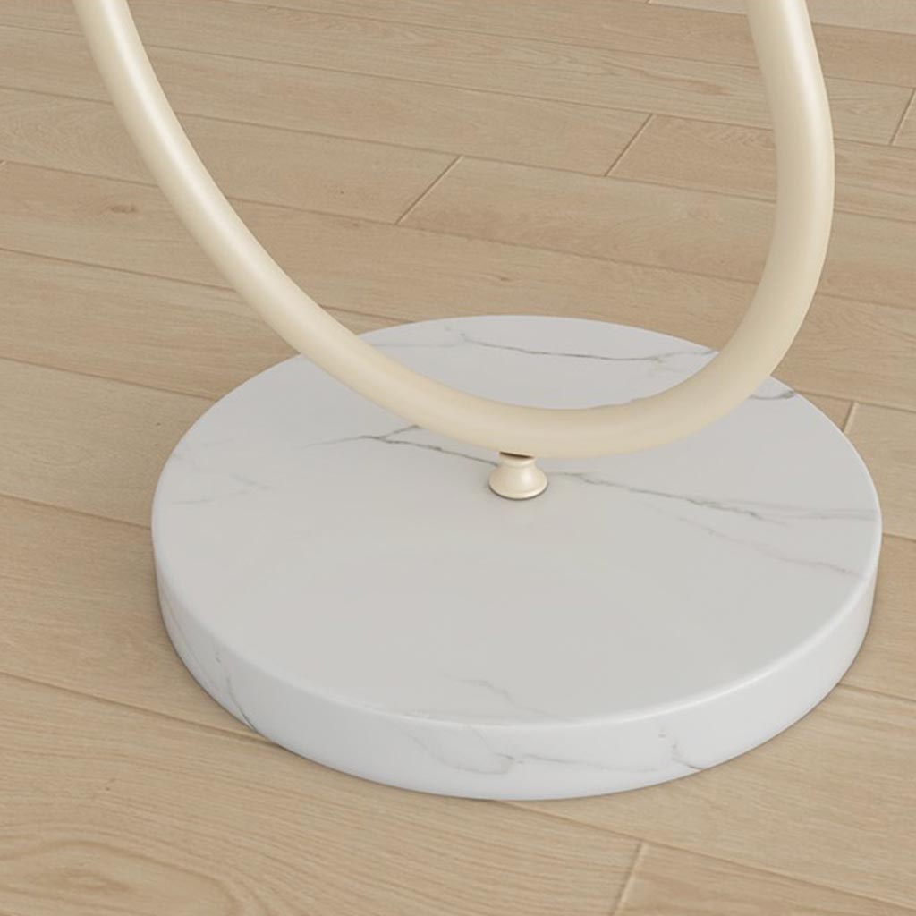 Lampadaire crème avec abat-jour en tissu courbé et table