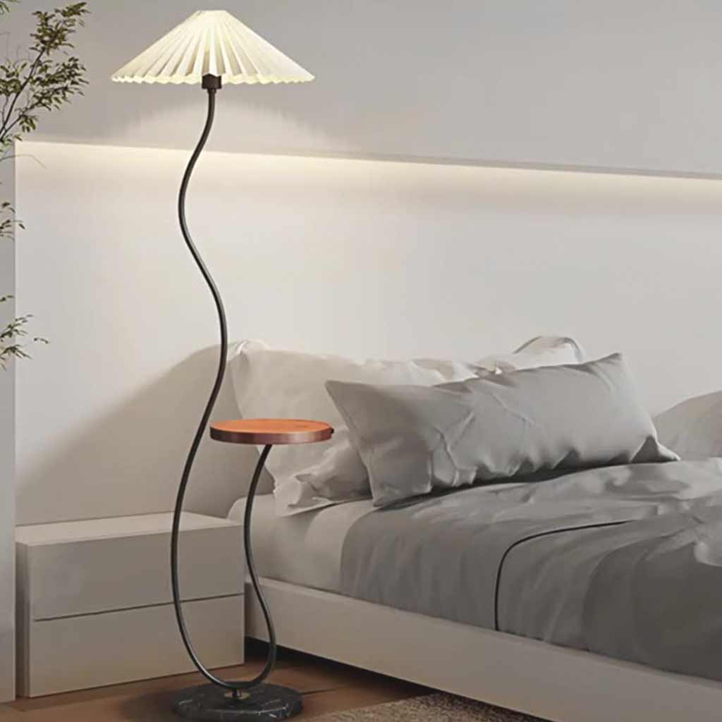 Lampadaire crème avec abat-jour en tissu courbé et table