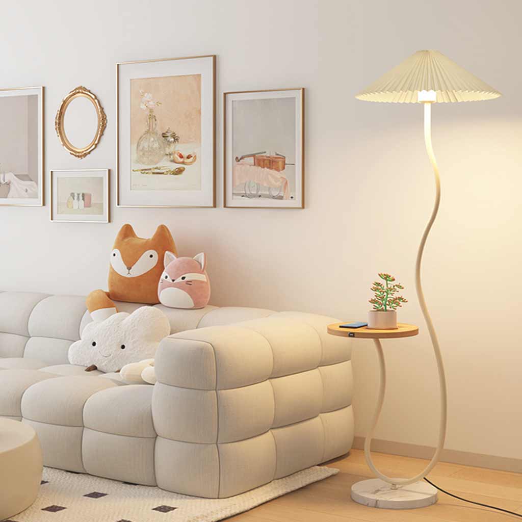 Lampadaire crème avec abat-jour en tissu courbé et table