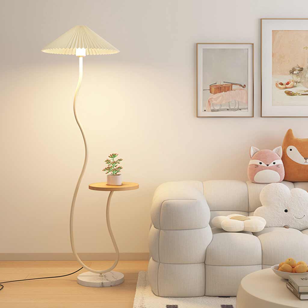 Lampadaire crème avec abat-jour en tissu courbé et table