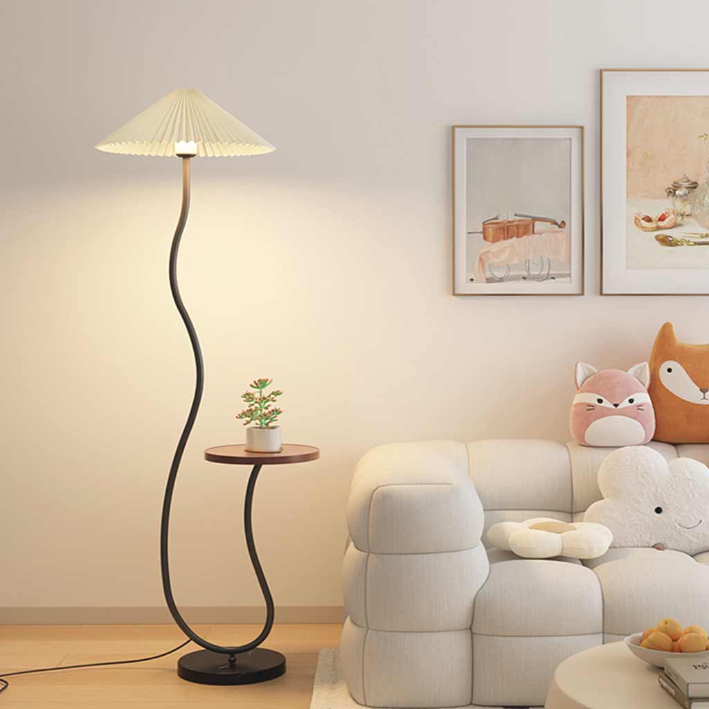 Lampadaire crème avec abat-jour en tissu courbé et table