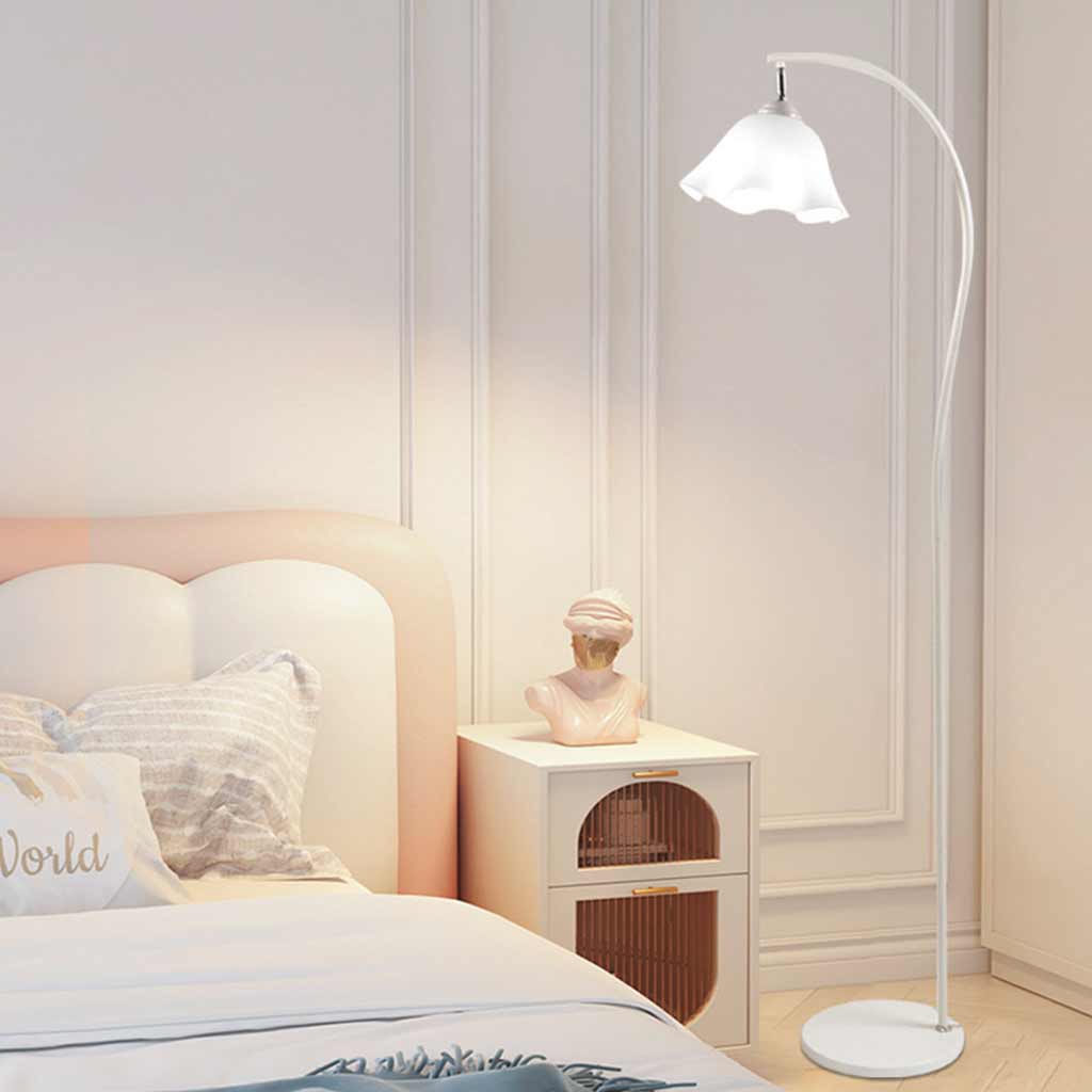 Lampadaire élégant en crème avec arc en fer à fleurs blanches