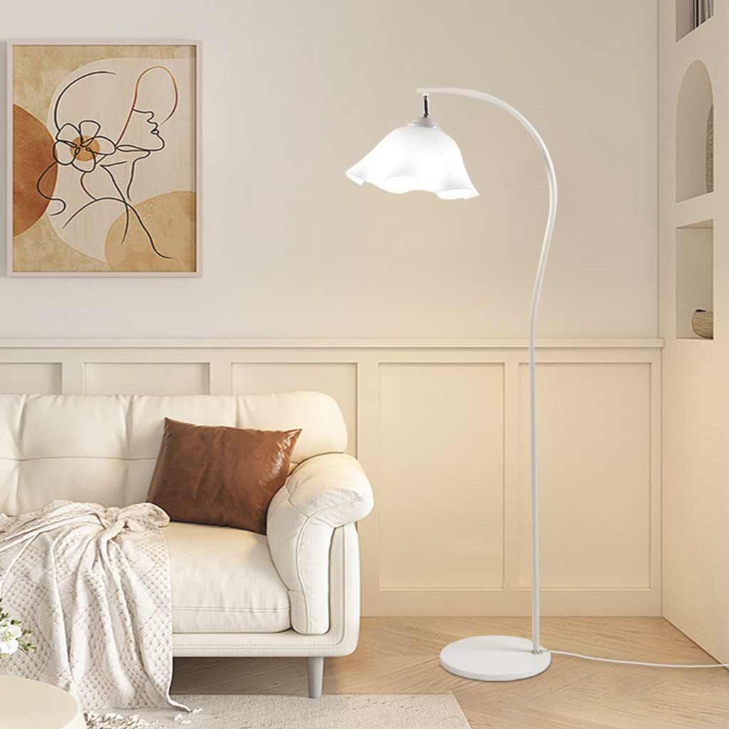 Lampadaire élégant en crème avec arc en fer à fleurs blanches