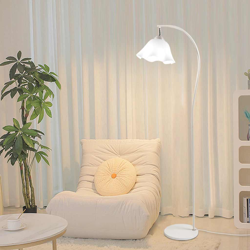 Lampadaire élégant en crème avec arc en fer à fleurs blanches