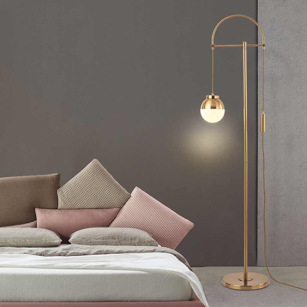 Lampe sur pied en fer doré avec globe en verre courbé nordique