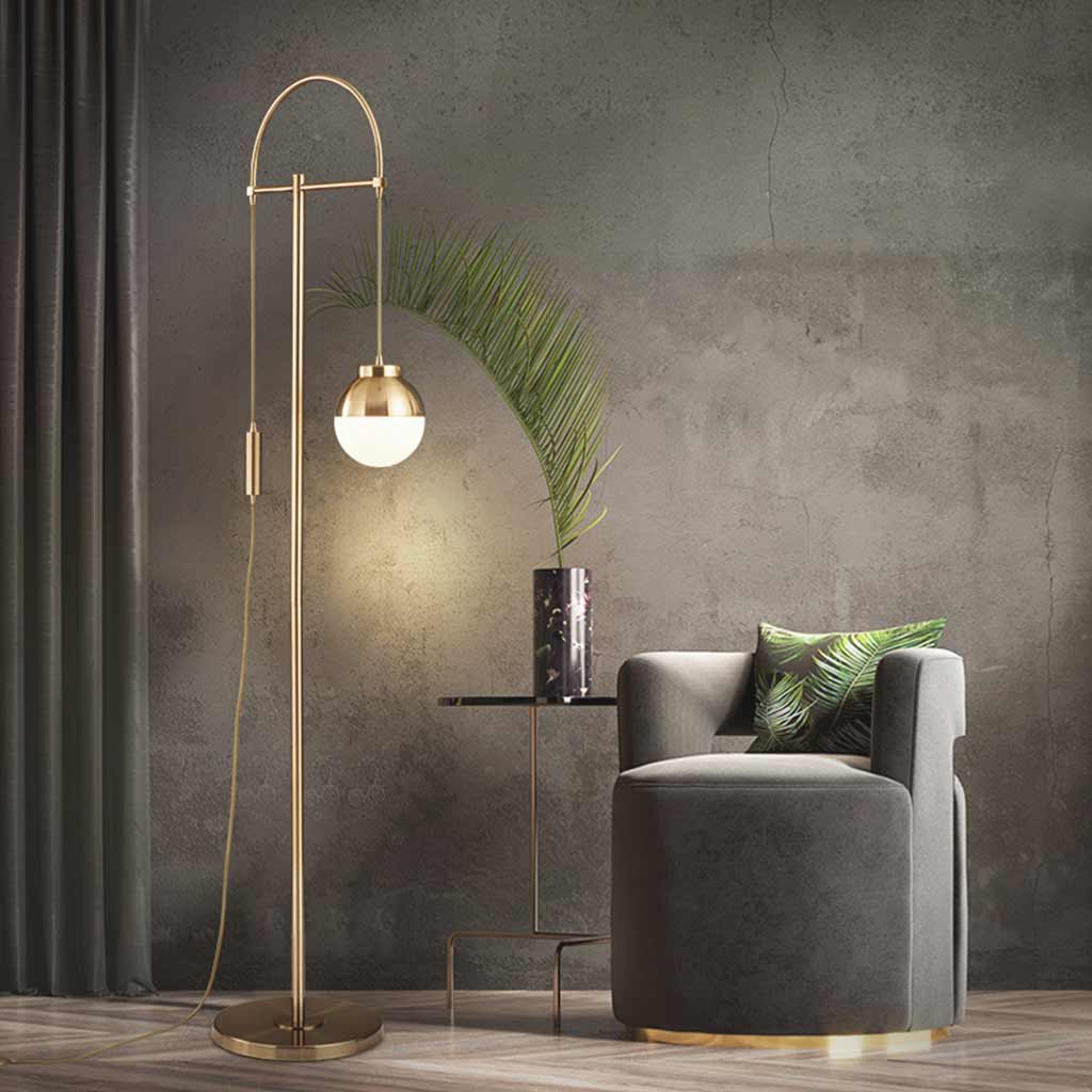 Lampe sur pied en fer doré avec globe en verre courbé nordique