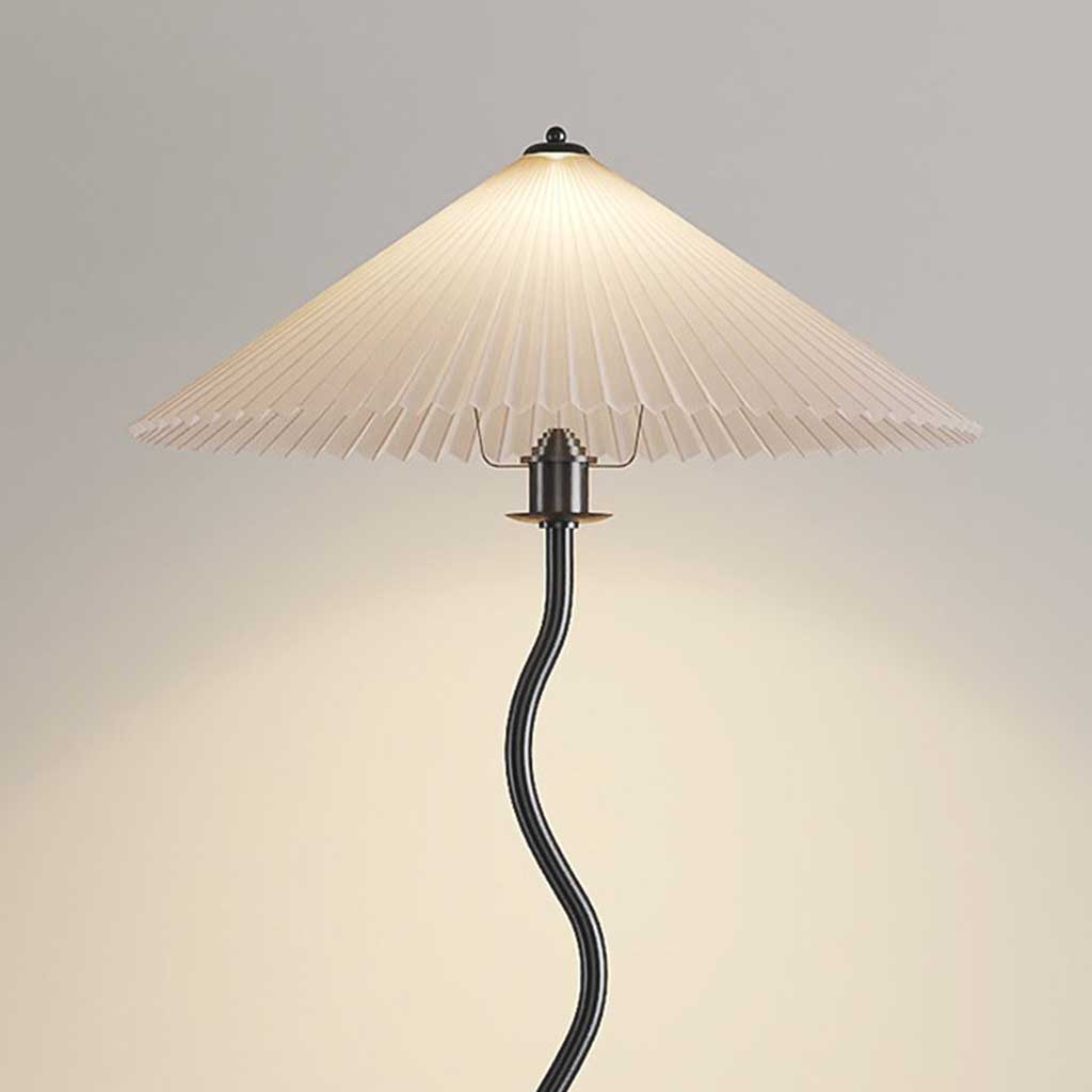 Lampe sur pied vintage ondulée avec abat-jour en tissu blanc plissé