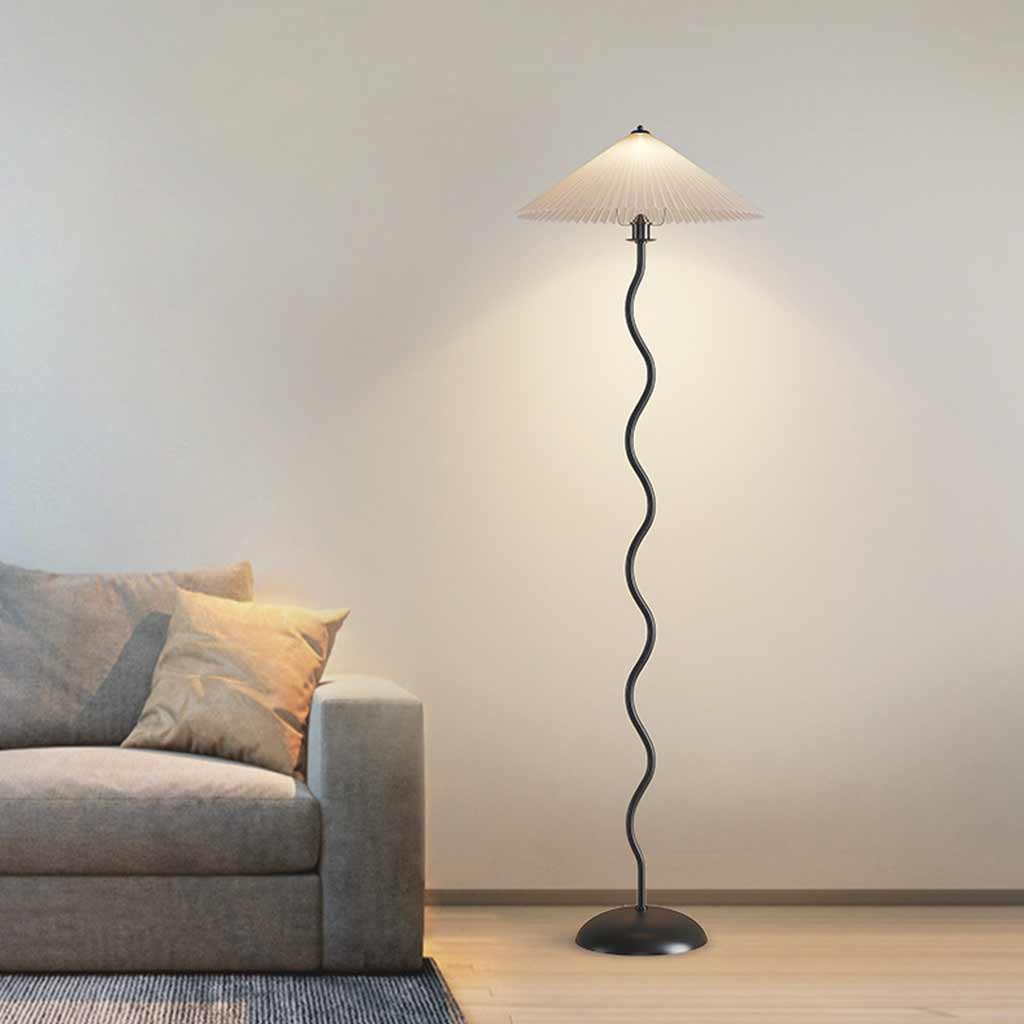 Lampe sur pied vintage ondulée avec abat-jour en tissu blanc plissé