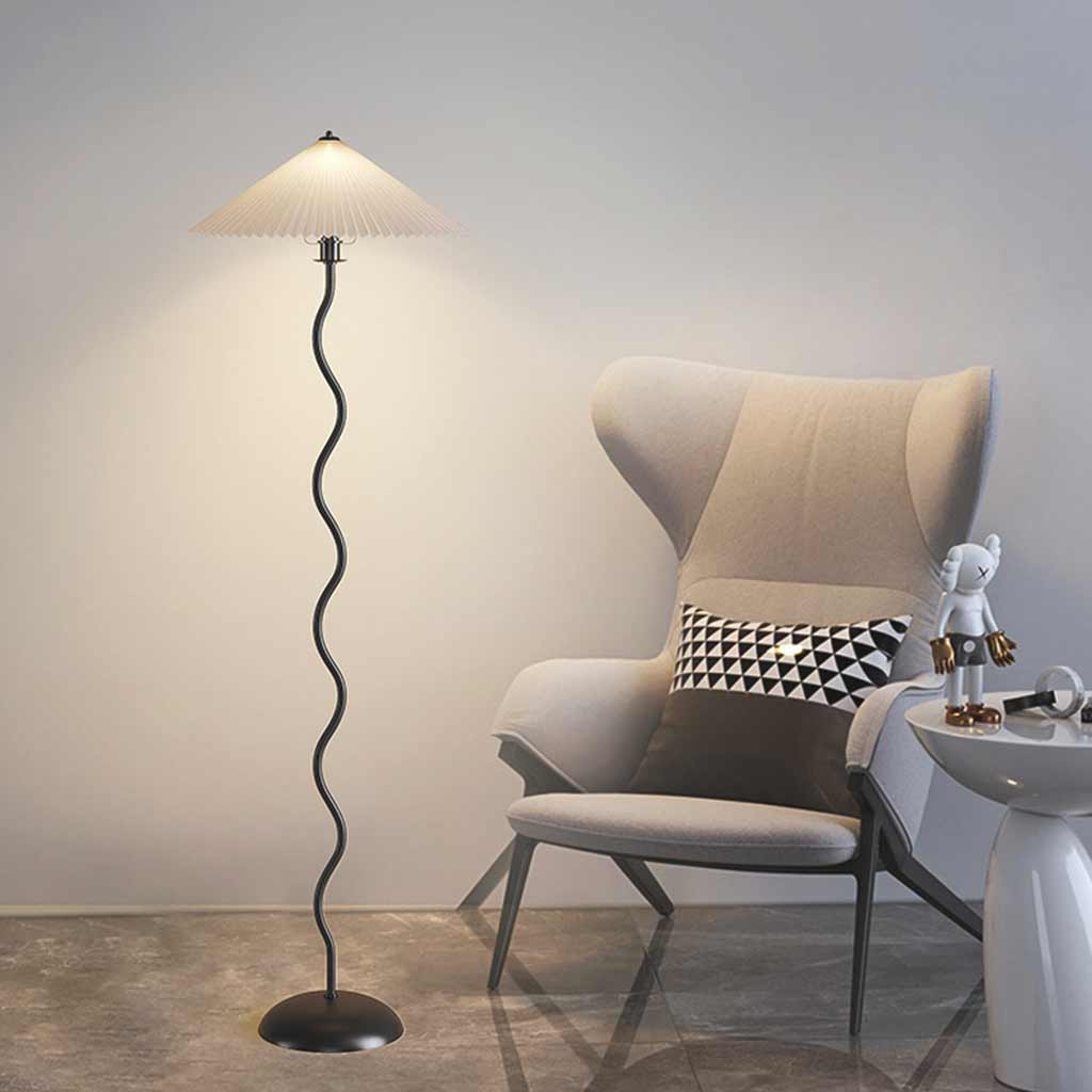 Lampe sur pied vintage ondulée avec abat-jour en tissu blanc plissé