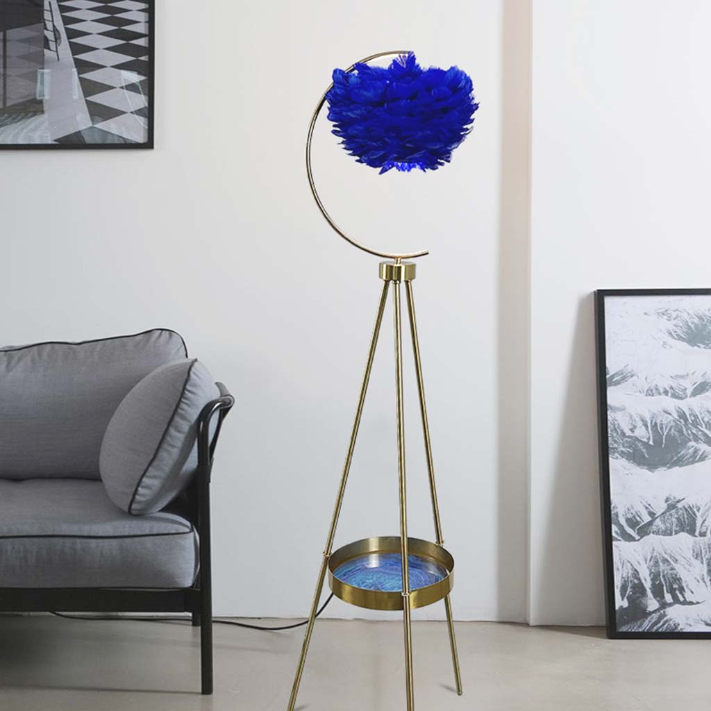 Lampe sur pied de style scandinave avec plateau et abat-jour en plumes