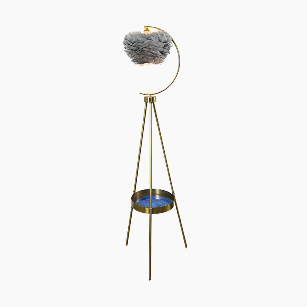Lampe sur pied de style scandinave avec plateau et abat-jour en plumes
