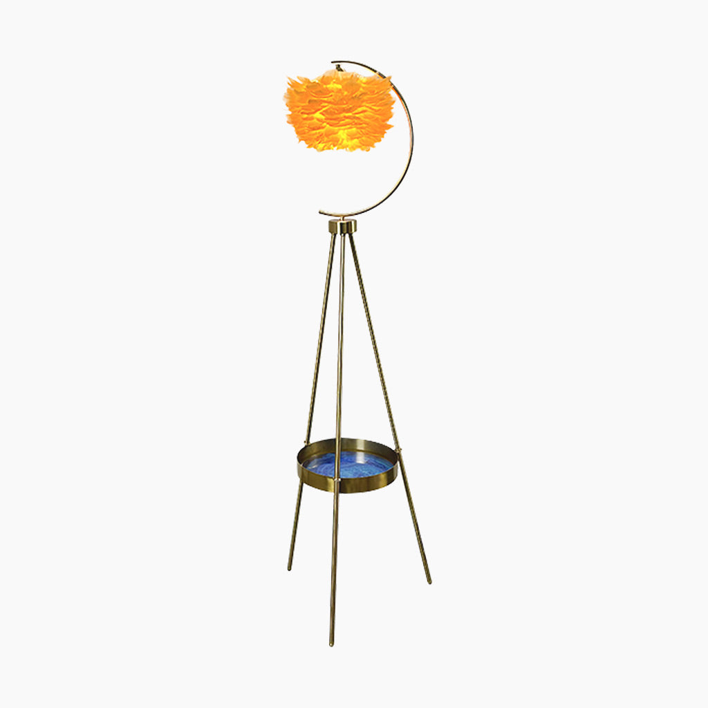 Lampe sur pied de style scandinave avec plateau et abat-jour en plumes