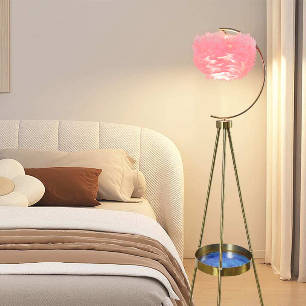 Lampe sur pied de style scandinave avec plateau et abat-jour en plumes