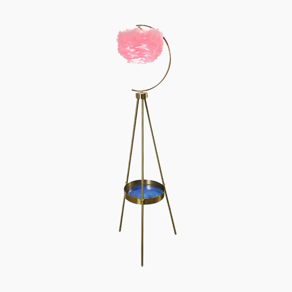 Lampe sur pied de style scandinave avec plateau et abat-jour en plumes