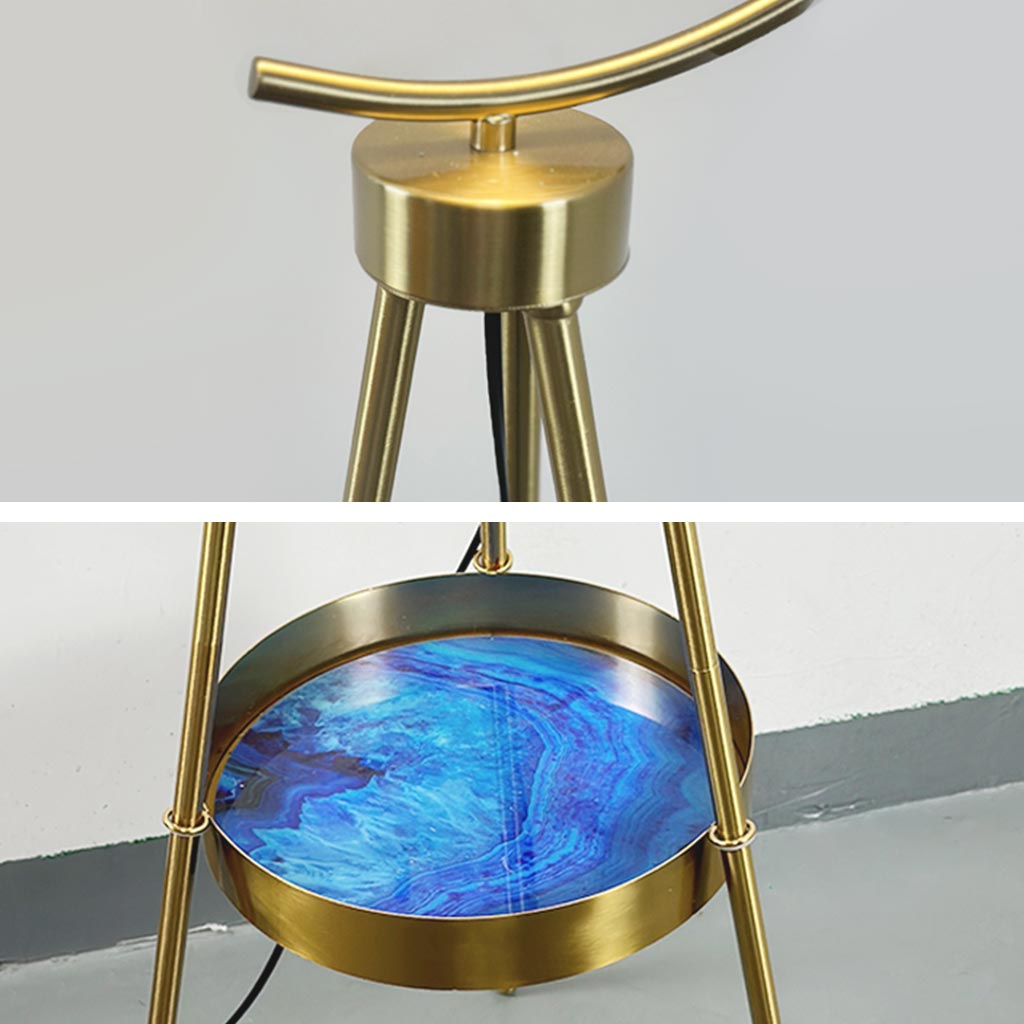 Lampe sur pied de style scandinave avec plateau et abat-jour en plumes