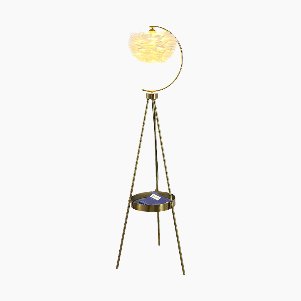 Lampe sur pied de style scandinave avec plateau et abat-jour en plumes