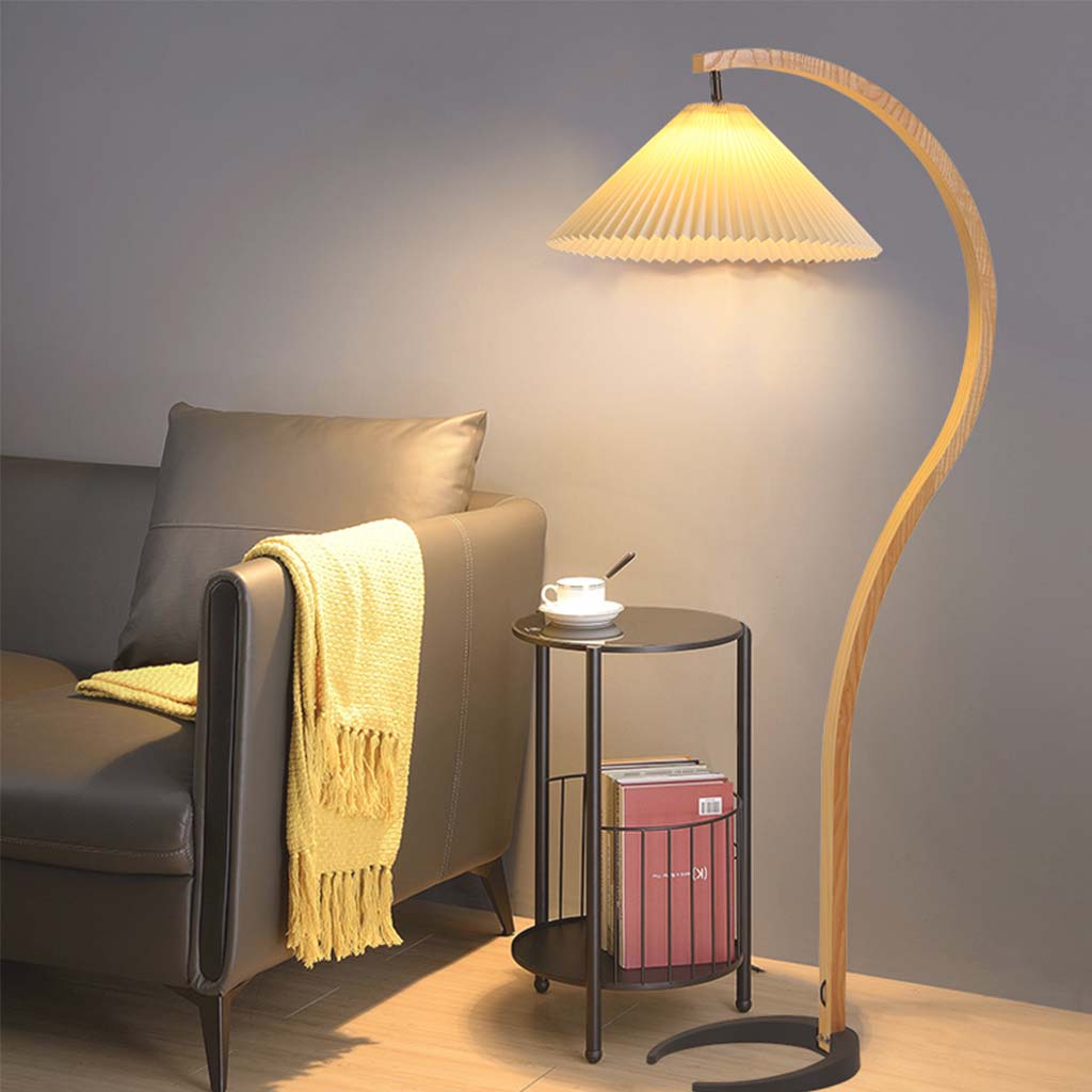 Lampadaire moderne courbé avec abat-jour plissé, bois et fer
