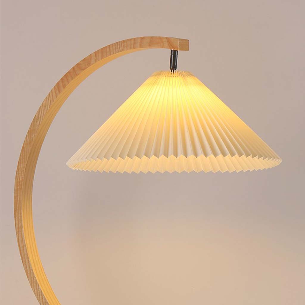 Lampadaire moderne courbé avec abat-jour plissé, bois et fer