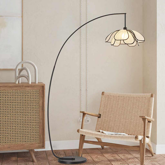 Lampadaire en fer avec arc et fleurs en tissu