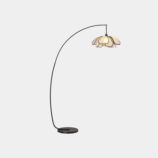 Lampadaire en fer avec arc et fleurs en tissu