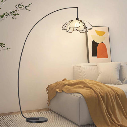 Lampadaire en fer avec arc et fleurs en tissu