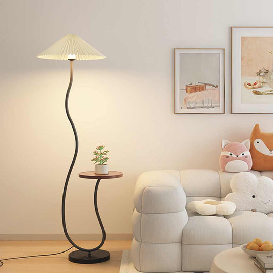 Lampadaire crème avec abat-jour en tissu courbé et table