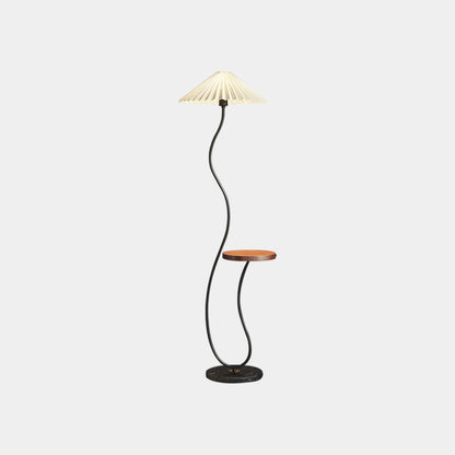 Lampadaire crème avec abat-jour en tissu courbé et table