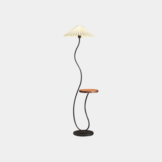 Lampadaire crème avec abat-jour en tissu courbé et table
