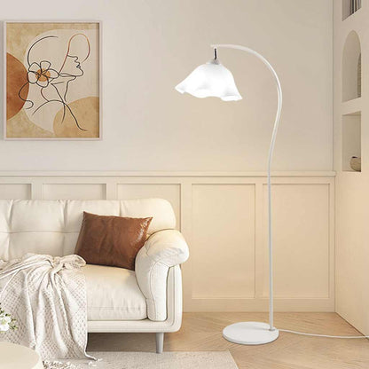Lampadaire élégant en crème avec arc en fer à fleurs blanches