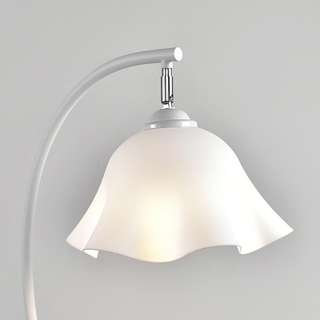 Lampadaire élégant en crème avec arc en fer à fleurs blanches