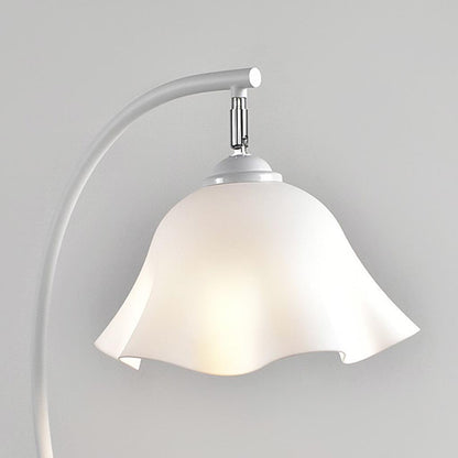 Lampadaire élégant en crème avec arc en fer à fleurs blanches