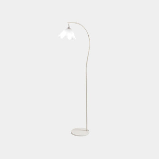 Lampadaire élégant en crème avec arc en fer à fleurs blanches