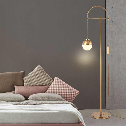Lampe sur pied en fer doré avec globe en verre courbé nordique