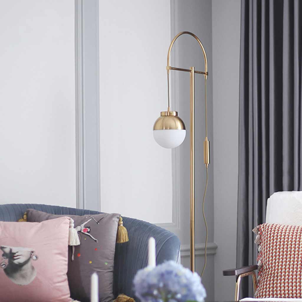 Lampe sur pied en fer doré avec globe en verre courbé nordique