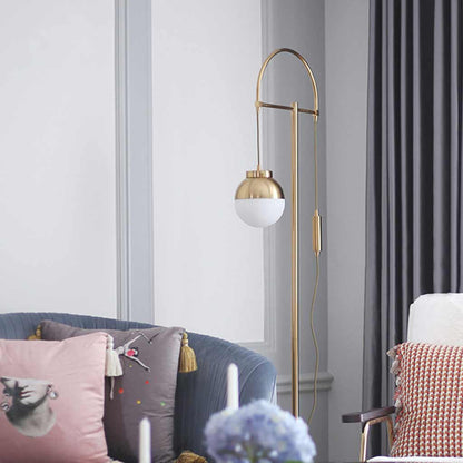 Lampe sur pied en fer doré avec globe en verre courbé nordique
