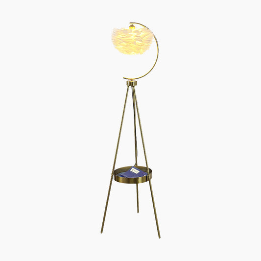 Lampe sur pied de style scandinave avec plateau et abat-jour en plumes