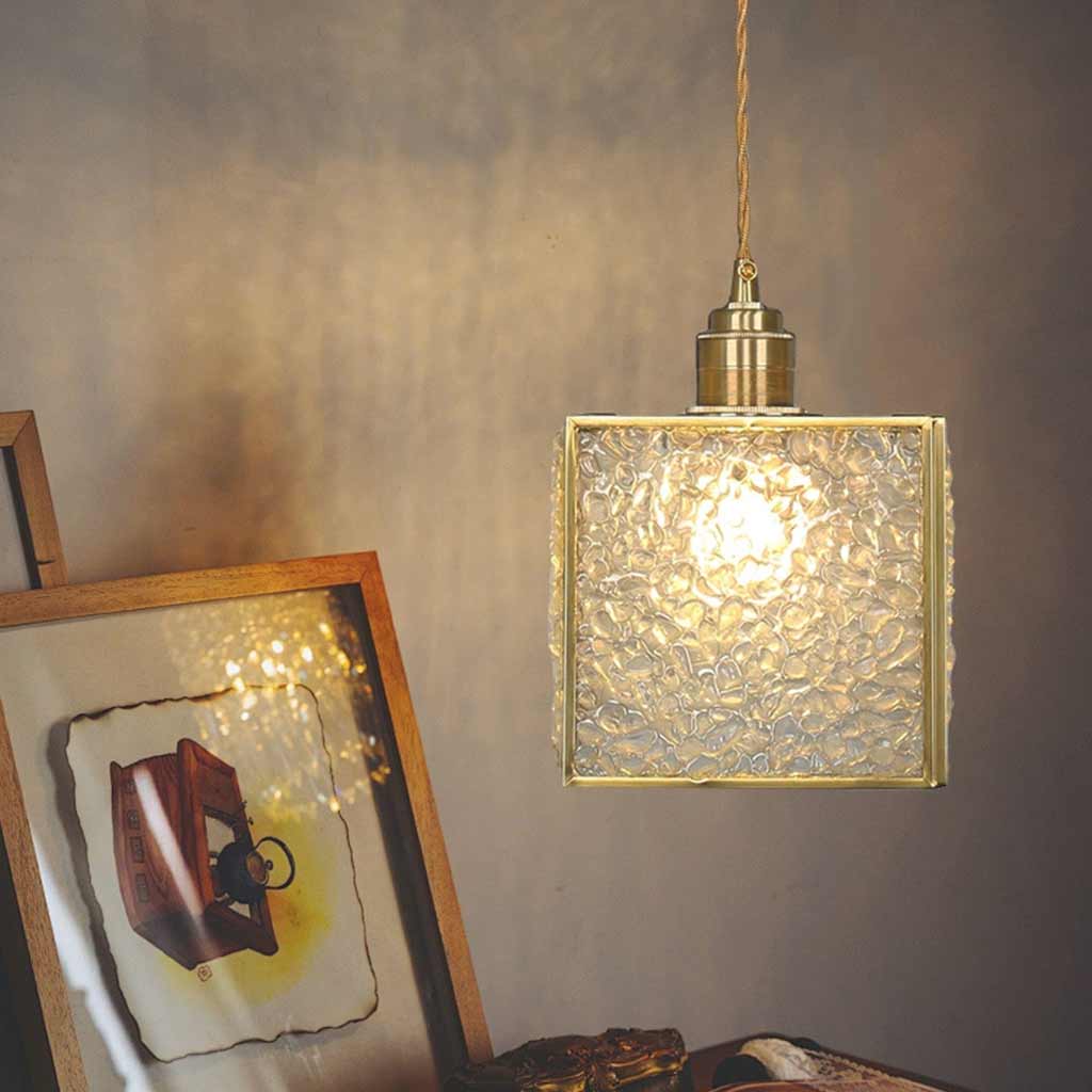 Suspension lumineuse colorée en laiton avec cristaux en forme de cube carré