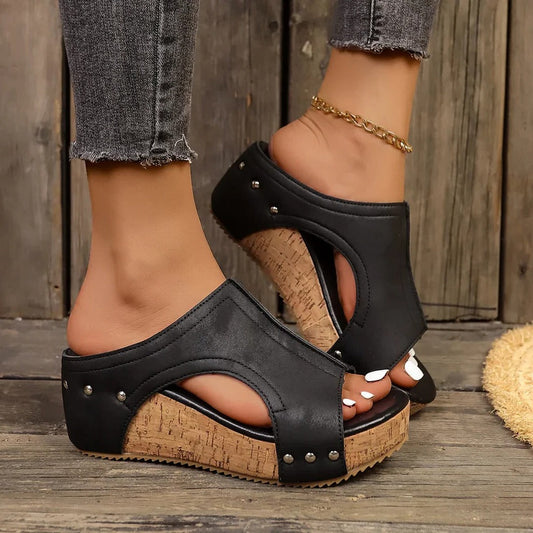 Sandales à talons compensés cloutées pour femmes